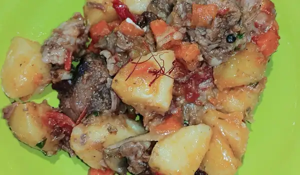 Лесен телешки гулаш с картофи и шафран