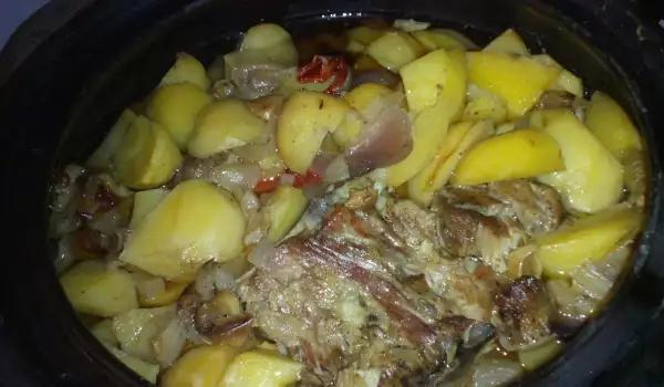 Пикантно свинско с картофи в гювеч