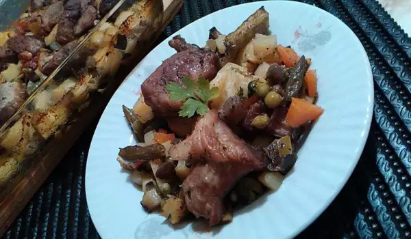 Зимен гювеч със свинско месо и зеленчуци