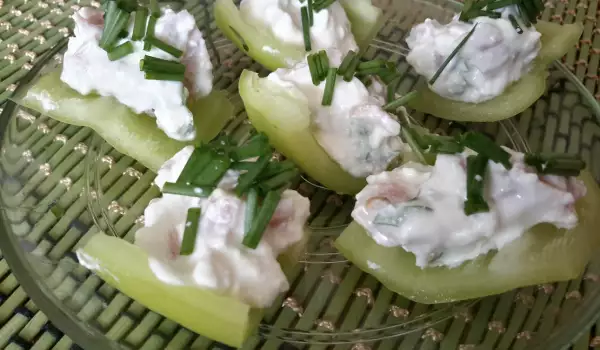 Хапки от зелени чушки с млечен пастет и шунка