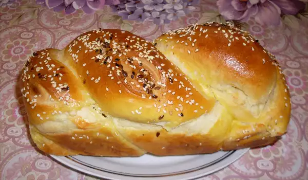 Вкусно хлебче със 2 вида сирена