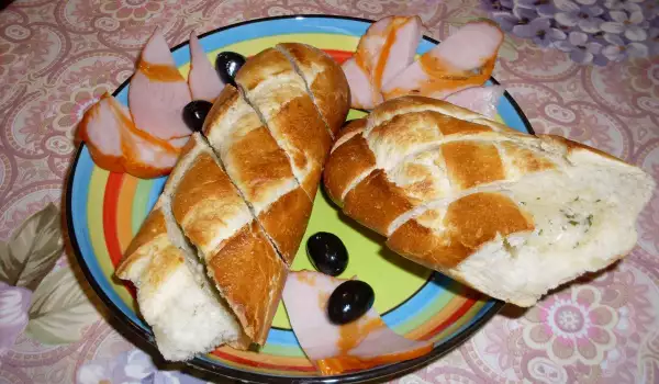 Домашно хлебче с масло и билки