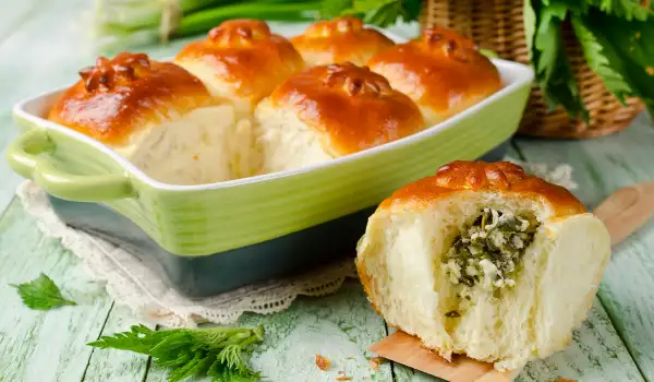 Пухкави хлебчета със зелении и сирене