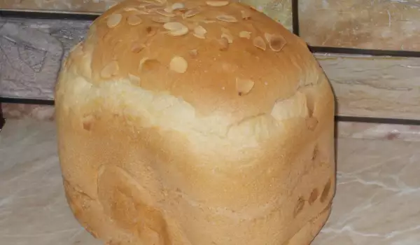 Бяло хлебче с бадеми в хлебопекарна