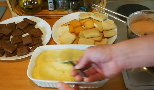 Бабината торта с домашни бисквити и 2 вида крем