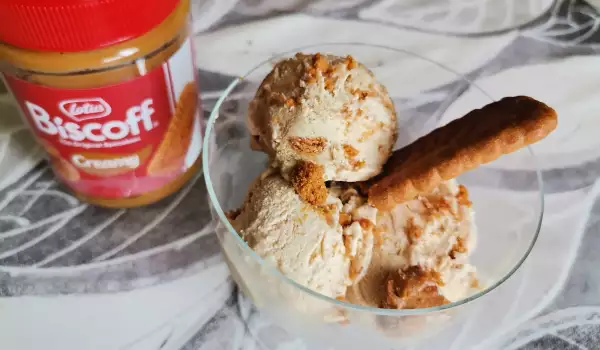 Кукис сладолед с крем Biscoff