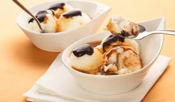 Домашен сладолед с карамел и ядки