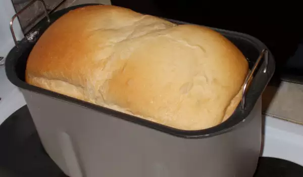Избухнал бял хляб в хлебопекарна