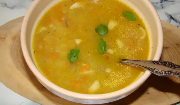 Жълта пилешка супа с фиде и картофки