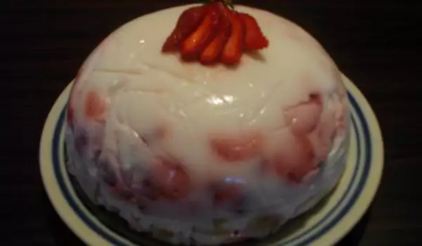 Желиран десерт в купа с ягоди и сметана