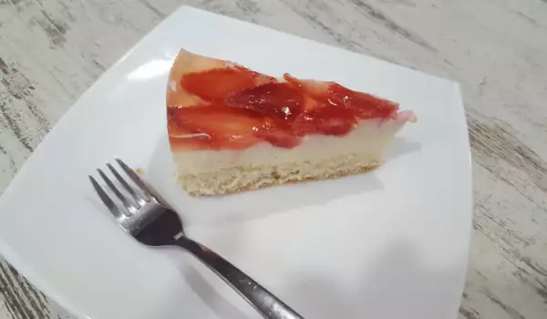 Желирана торта с крем и ягоди