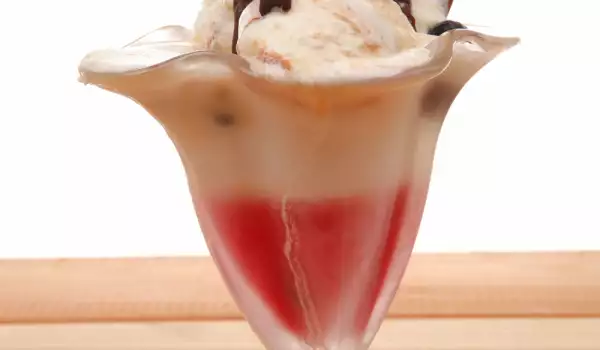 Руски малинов кисел със сладолед