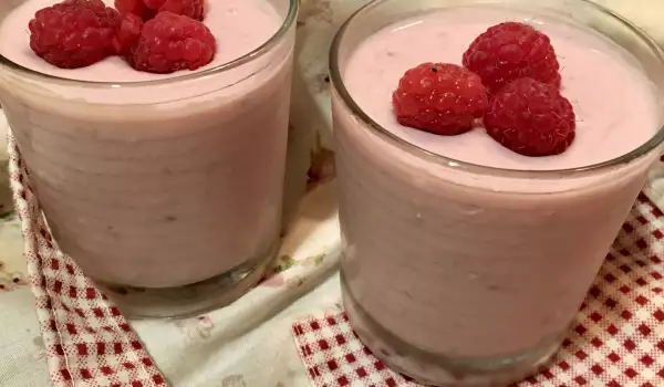 Желиран йогурт с малини и къпини