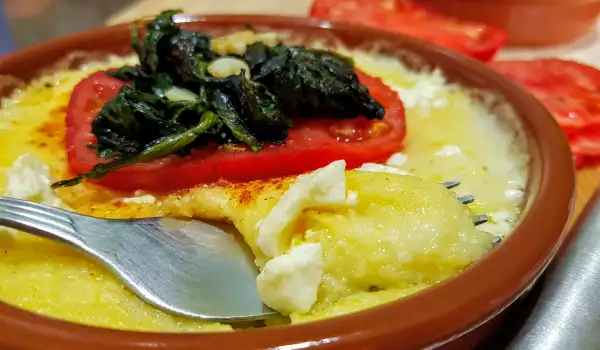 Качамак на фурна с домати и спанак
