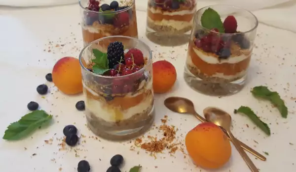 Десерт с кайсии и горски плодове