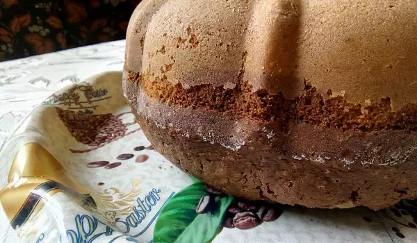 Двуцветен пухкав кекс с какао, канела и орехи