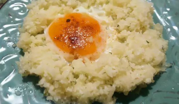 Карфиолен ориз с чесън, копър и яйце