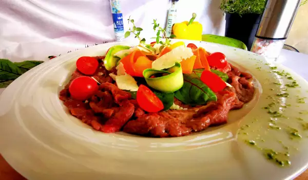Телешко Карпачо с цветни зеленчуци и пармезан