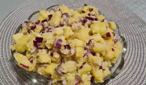 Картофена салата с червен лук и сок от нар
