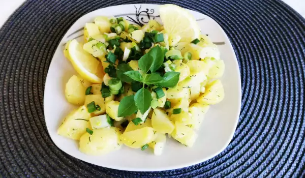 Картофена салата с пресен лук и лимон