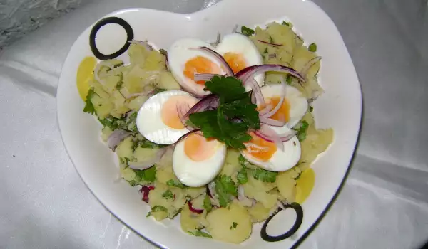 Картофена салата с целина, червен лук и яйца