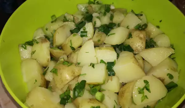 Лятна салата с картофи и магданоз