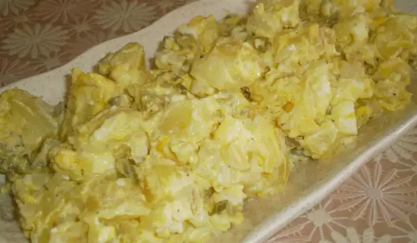 Немска картофена салата с яйца и краставички