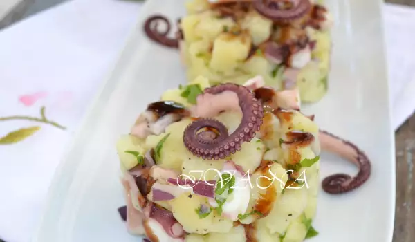 Картофена салата с октопод