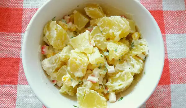 Картофена салата с рачешки рулца и майонеза