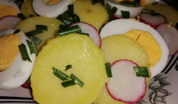 Картофена салата с репички и яйца