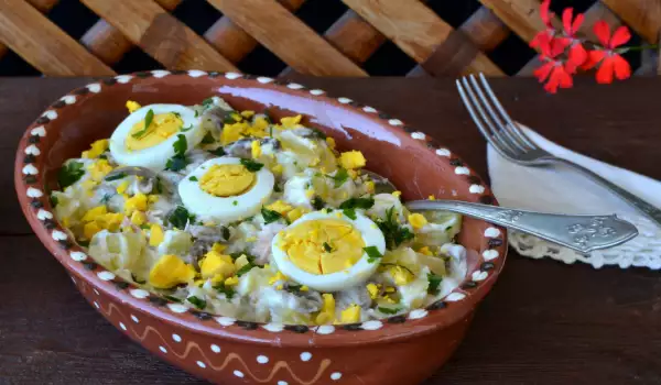 Картофена салата с риба тон, гъби и варени яйца