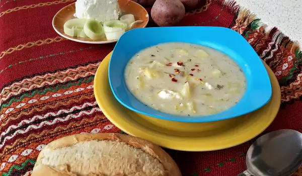 Гъста супа с картофи, сирене и праз