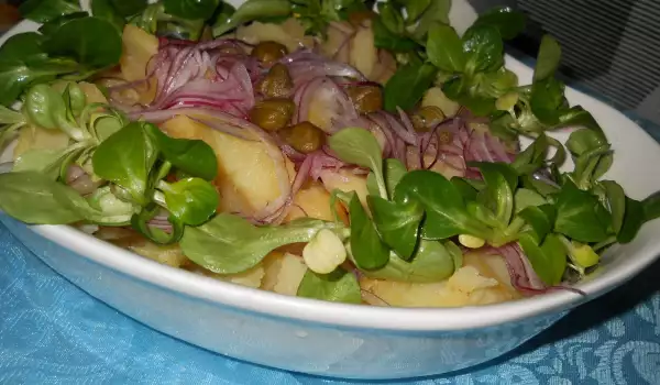 Картофена салата с каперси и валериана