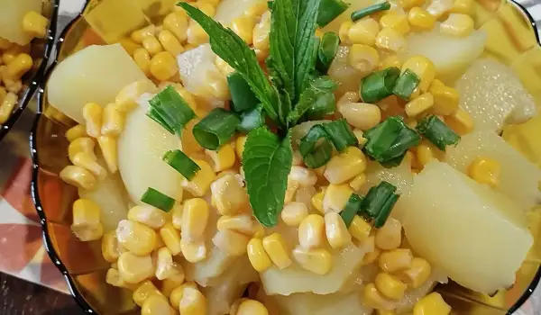 Картофена салата с царевица и зелен лук
