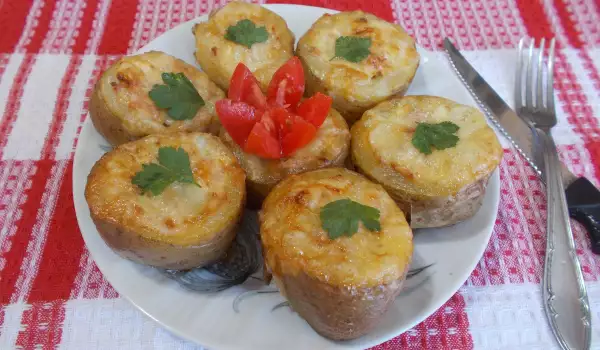 Картофени чашки с бекон и топено сирене на фурна