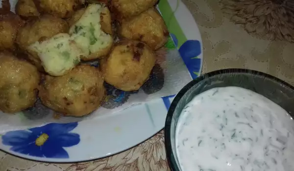Картофени топчета с шунка и зелен лук