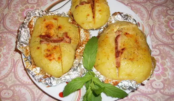 Маслени картофи с филе и топено сирене