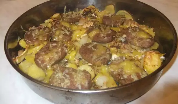 Печени картофи с кашкавал и кюфтета на фурна
