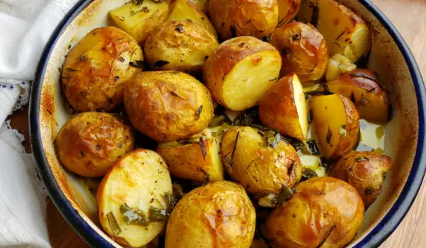 Печени пресни картофи със зелен лук и мащерка