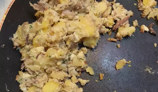 Картофи с риба и яйца на тиган