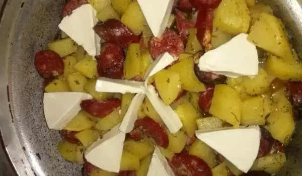 Картофи със сръбска наденица