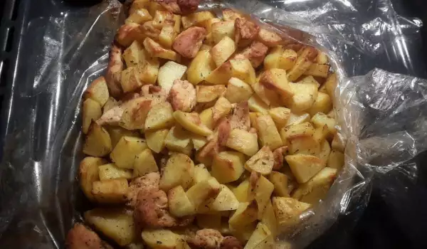 Картофи с пилешко филе в плик и подправки