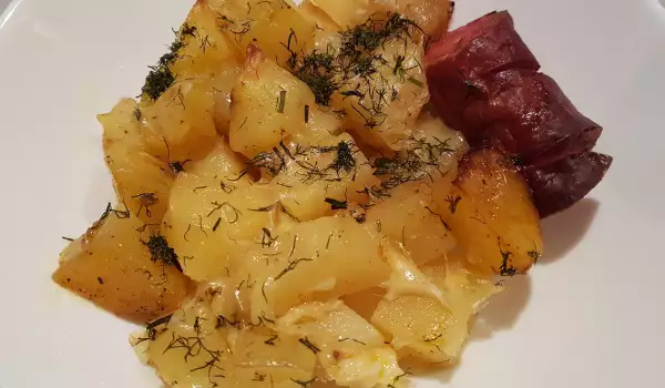 Чеснови картофи с копър и наденица на фурна