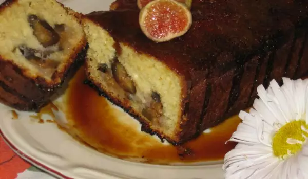 Кейк със смокини и карамелен сос