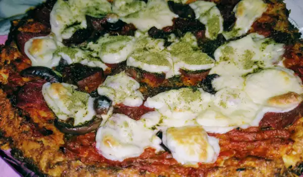 Кето пица с блат от карфиол и пармезан