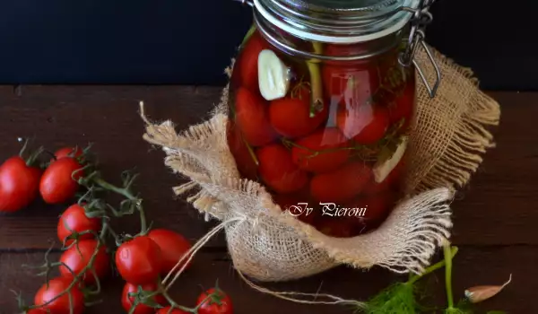 Кисели червени домати с копър и чесън