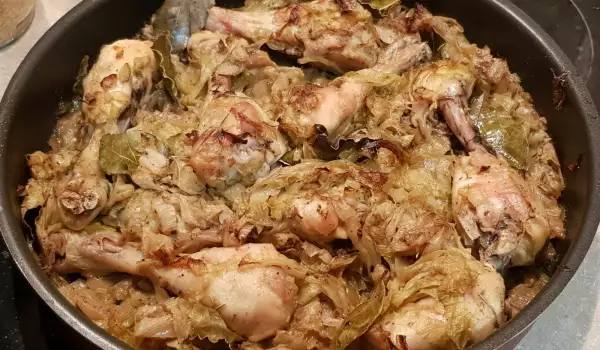 Пиле с кисело зеле и червен лук на фурна