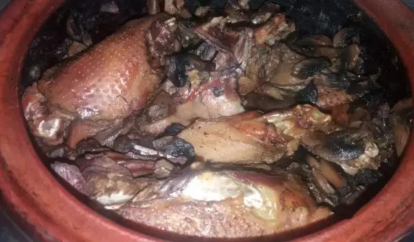 Домашна кокошка с гъби в гювеч