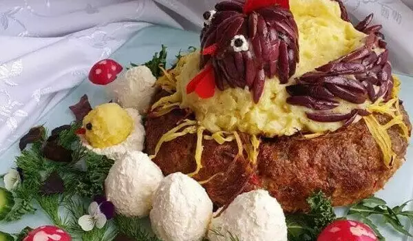 Великденска кокошка в полог с пиленце и яйца