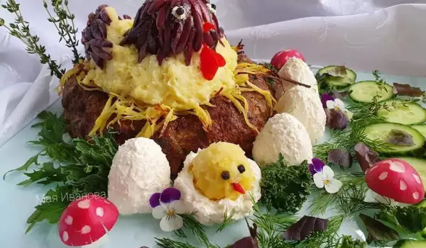 Великденска кокошка в полог с пиленце и яйца